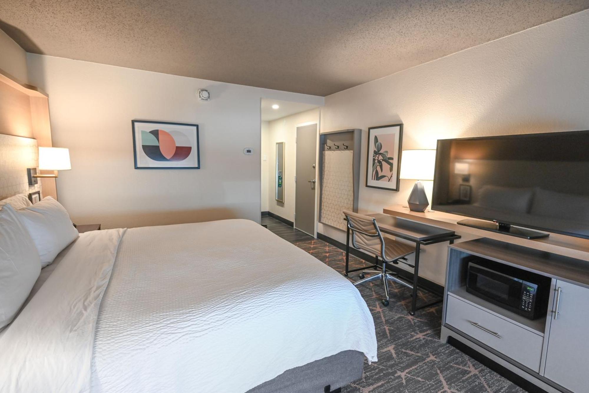 Holiday Inn Cleveland-Mayfield By Ihg Екстериор снимка